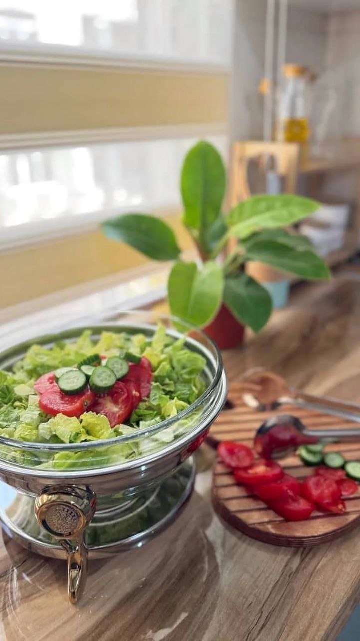 سوفله سالاد خوری و ظرف سرو شیشه‌ای با پایه استیل و انبر  مخصوص سالاد - مناسب پذیرایی مجلسی