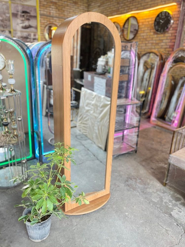 کمد/شلف آینهدار قدی با نور ال ای دی و قفسههای چندطبقه | کابینت رختکن و نمایش عطر و زیورآلات (مدل کپسولی سفید)
