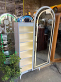 کمد/شلف آینهدار قدی با نور ال ای دی و قفسههای چندطبقه | کابینت رختکن و نمایش عطر و زیورآلات (مدل کپسولی سفید)