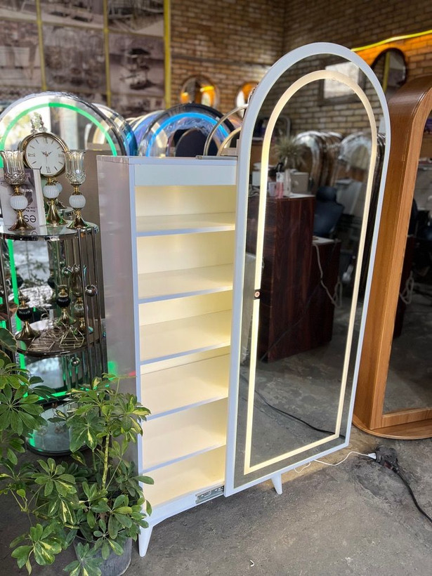 کمد/شلف آینهدار قدی با نور ال ای دی و قفسههای چندطبقه | کابینت رختکن و نمایش عطر و زیورآلات (مدل کپسولی سفید)